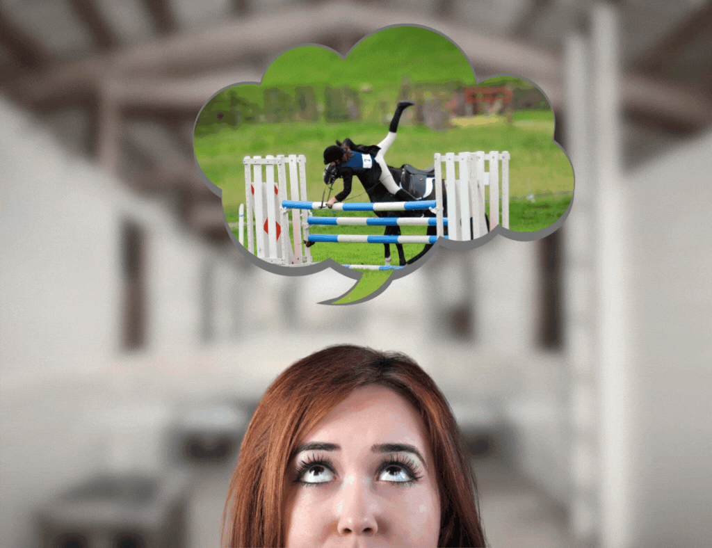 Über einer Frau ist eine Gedankenblase zu sehen, in der sie bei einem Unfall mit ihrem Pferd in ein Hindernis stürzt. Über ihrem Kopf erscheint die Aufschrift - "denkst du nur noch an Unfälle?"