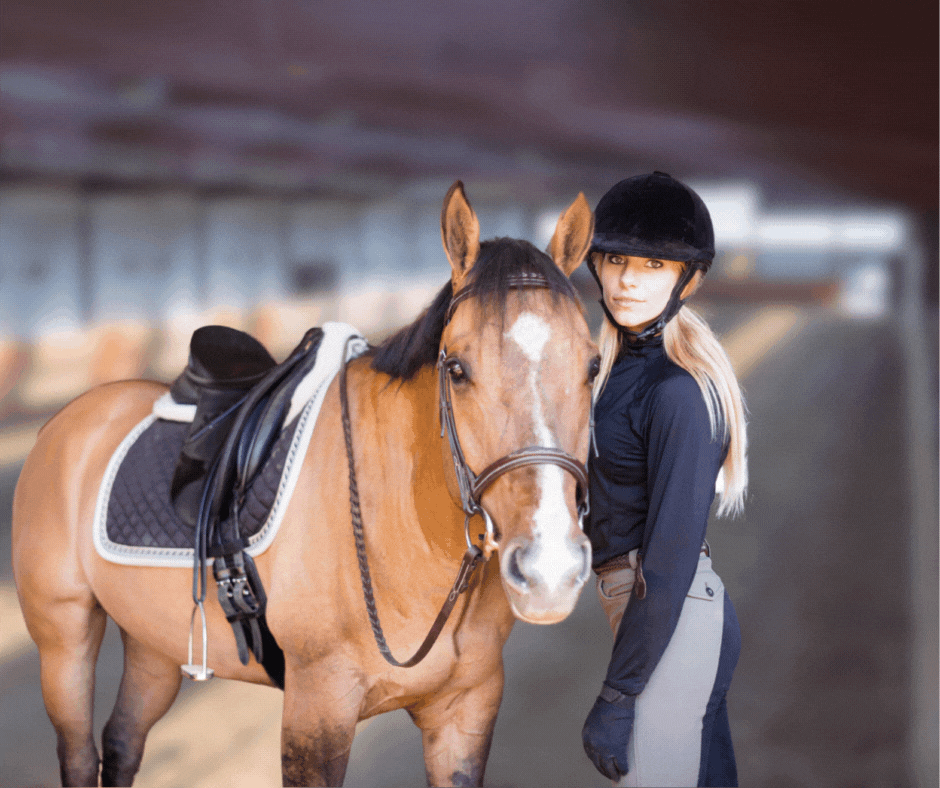 Reiterin steht neben Pferd mit angedeuteten Rückenschmerzen. Daneben steht - "Schmerzen oder Blockaden im Sattel?"